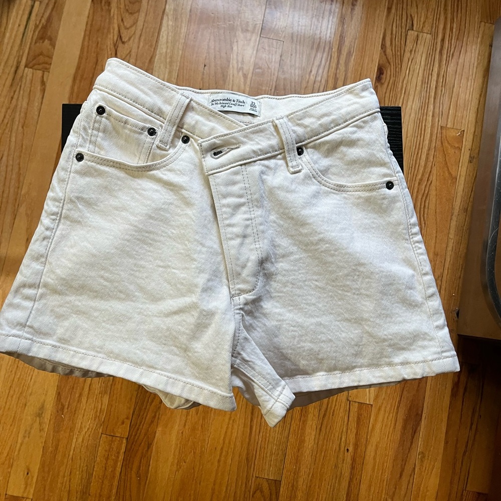 Abercrombie & Fitch Cream 90s Relaxed Cutoff Short High Rise